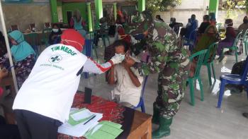 TMMD Bojonegoro, Lakukan Pemeriksaan Dinkes Berikan Masker Warga